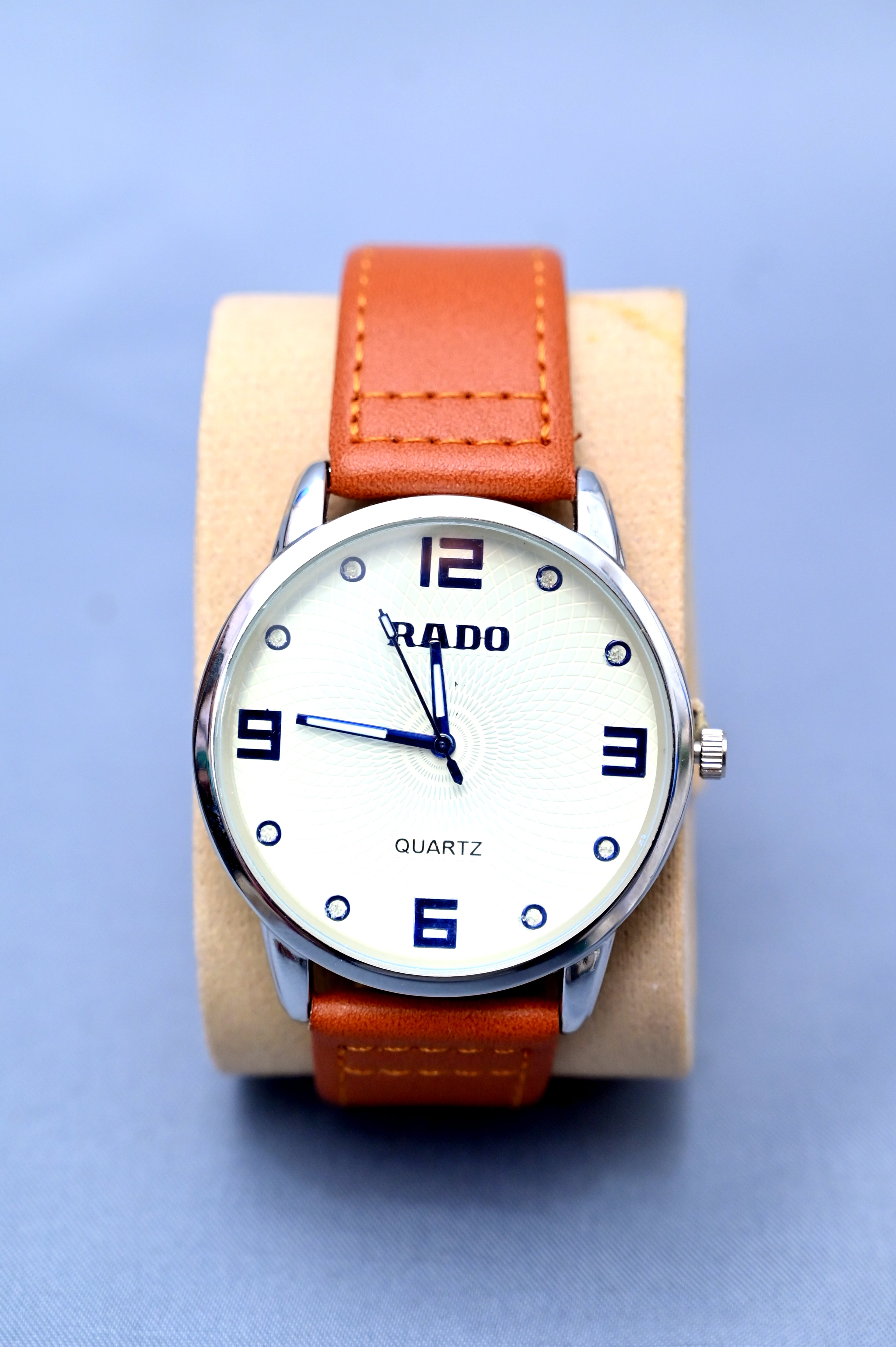 Classic Style Quartz Watch with White Dial, Bold Arabic Numerals, and Brown 🟤 Leather Strap